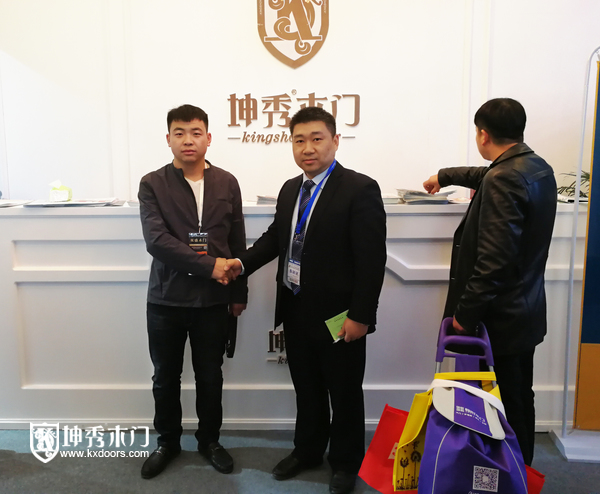 重庆坤秀木门：现场成功签约客户